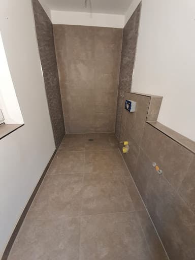 FLIESENLEGER & SANITÄR & BADEWANNE ZUR DUSCHE — Kundenfoto