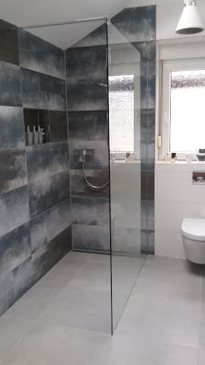 FLIESENLEGER & SANITÄR & BADEWANNE ZUR DUSCHE — Kundenfoto